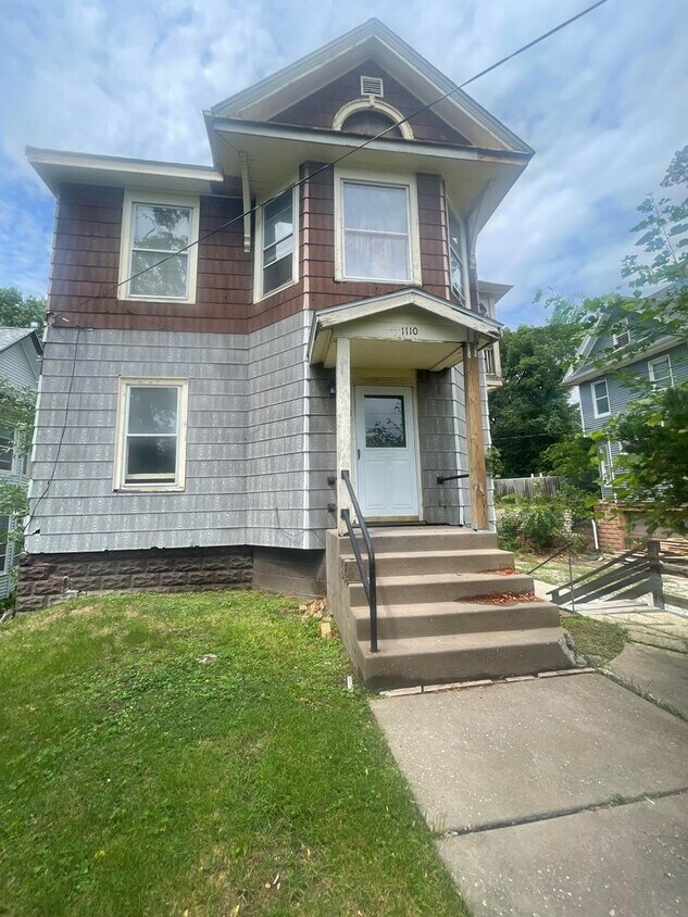 1110 E 10th St Unit 1110 Apt. 1, Davenport, IA 52803 Room for Rent in