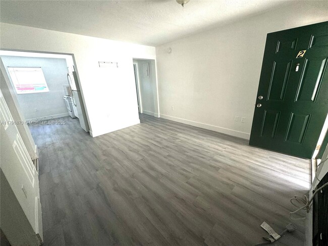 Foto del edificio - 720 NW 27th Ct