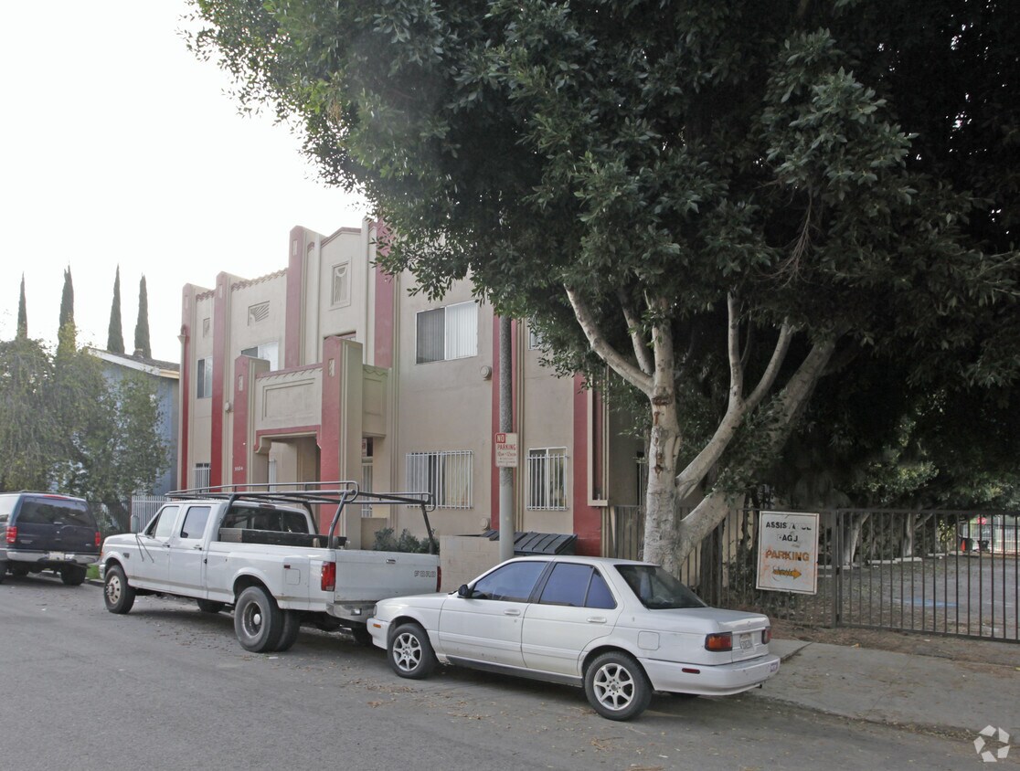 Building Photo - 5534 Fernwood Ave