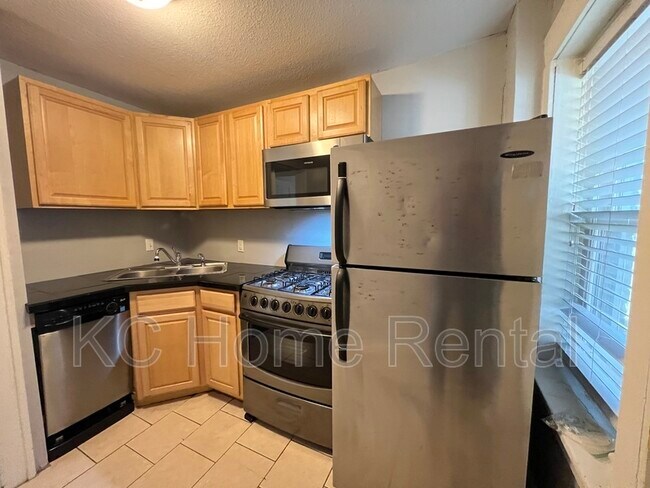 Building Photo - 1112 W 41st Terrace