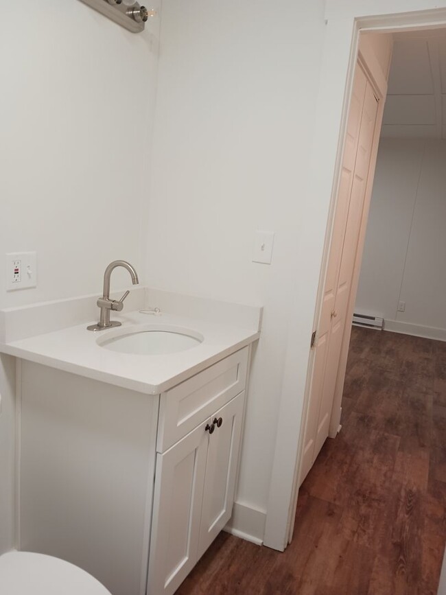 Building Photo - Nice Remodeled One Bedroom Apt available i...