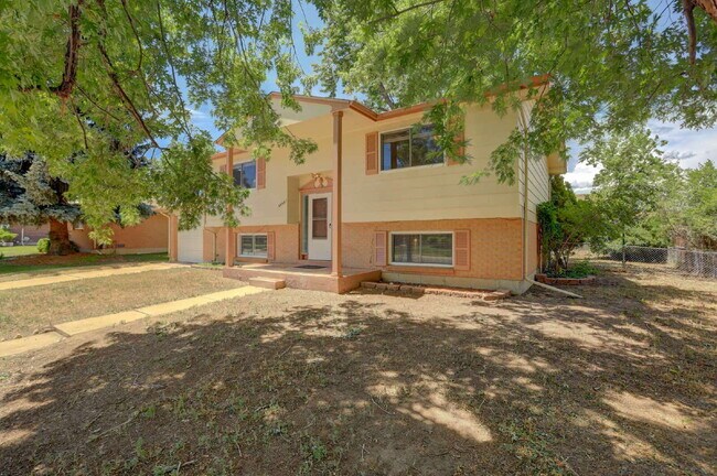Foto del edificio - "Spacious 4-Bedroom Home in Denver with 2 Full Baths and Over 2000 sq ft!"