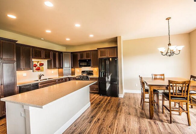 Foto del edificio - 4 Bedroom home located in upscale neighbor...