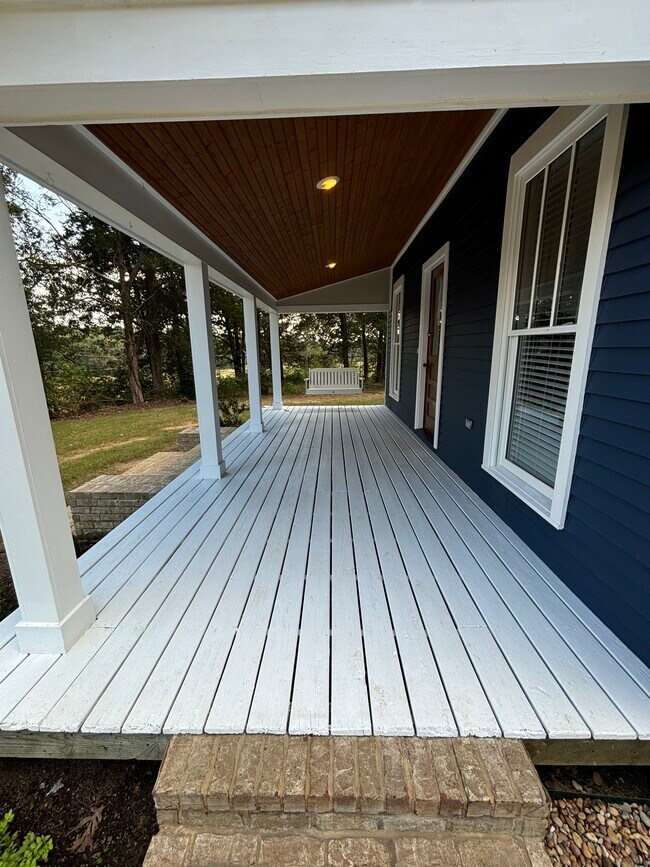 Front Porch - 955 Malone Rd S