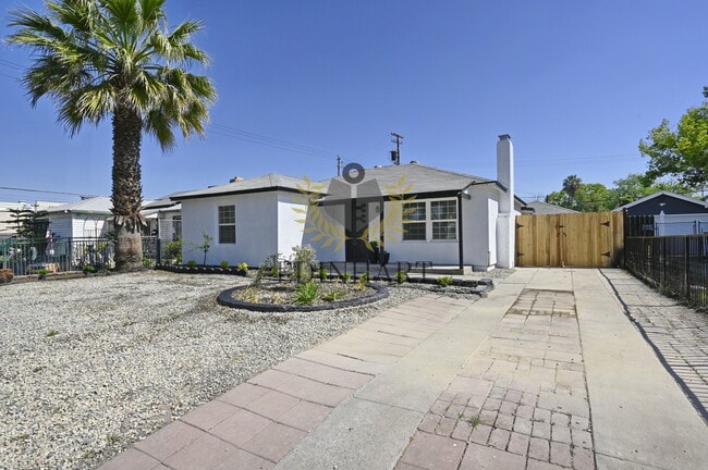 Foto del edificio - 1584 N Carruth Ave