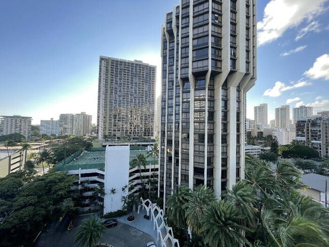 Foto del edificio - To register for the showing time below, no...