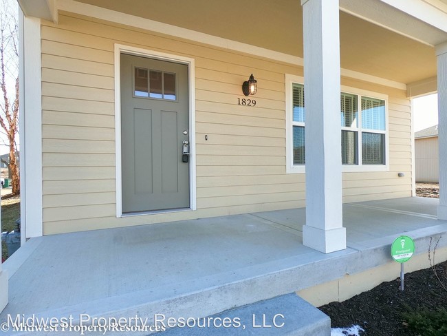 Building Photo - 4 br, 2.5 bath House - 1829 SW Napa Valley Dr