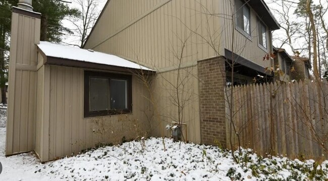 Building Photo - 120 Knollwood Ter