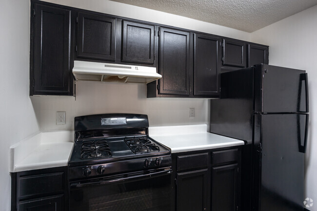 1BR, 1BA - 830SF - Kitchen - Woods at Shannon Lake