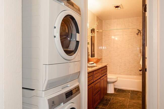 Building Photo - A Spacious 2 bedroom, 2 bathroom Townhouse - Upscale That’s Right On Trend