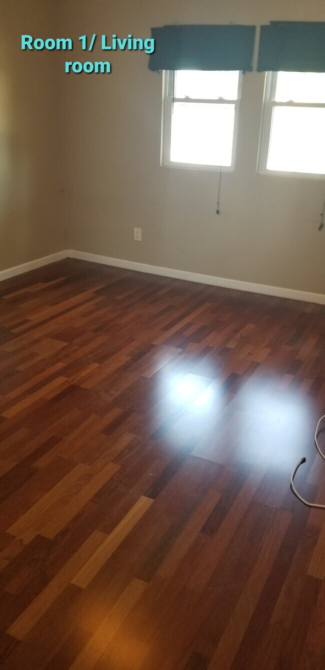 Habitación 1/sala de estar. Big tamaño, piso de madera, el soleado - 236 Franklin St