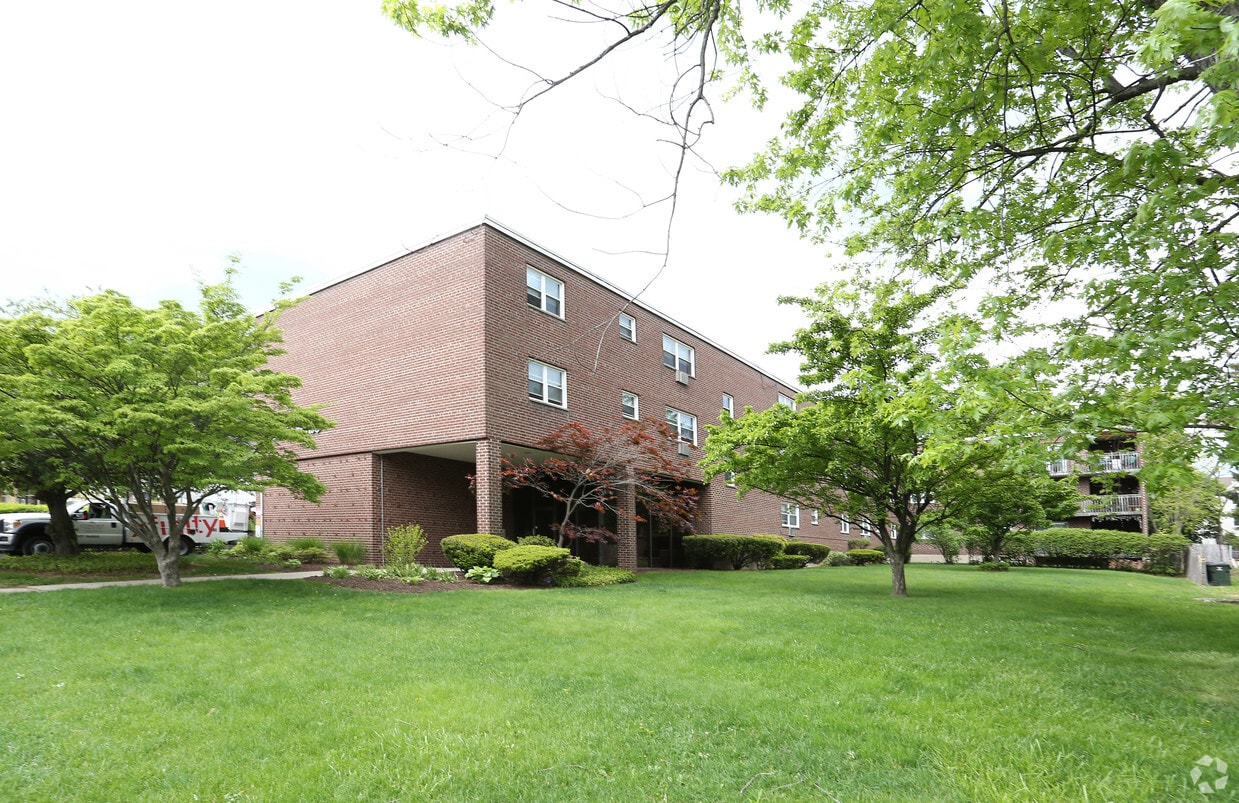 Primary Photo - 1062 Boulevard