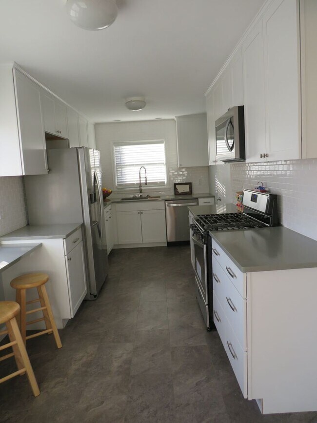Building Photo - 5 Bedroom, 3 Bathroom House Near Pioneer P...