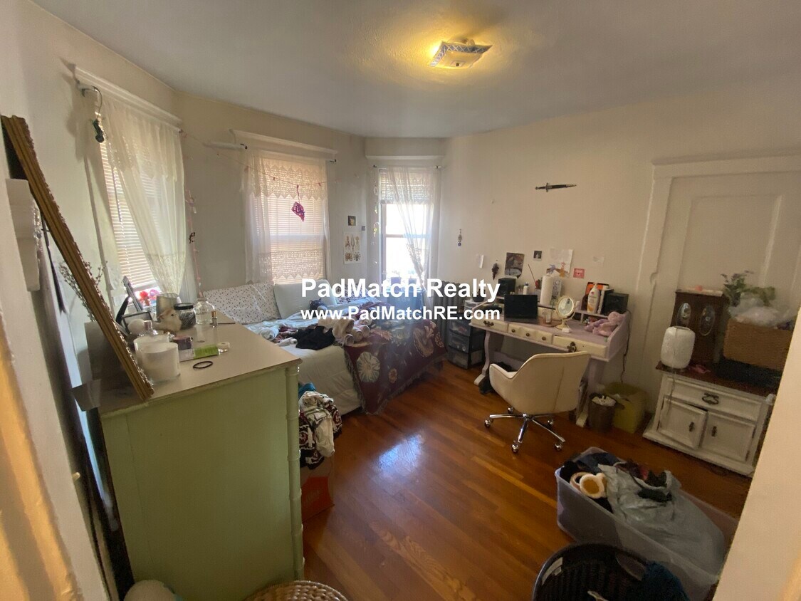 Primary Photo - 208 Kelton St