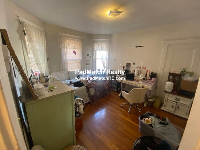 Building Photo - 208 Kelton St