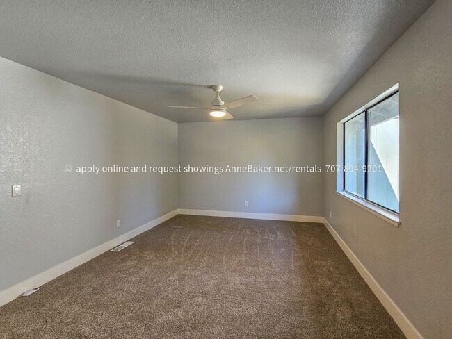 Building Photo - Spacious, Newly Updated Townhouse, Close t...