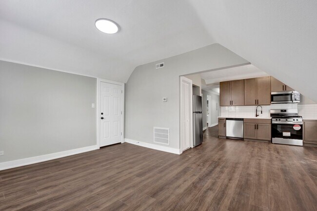 Building Photo - 3040 W Medill Ave