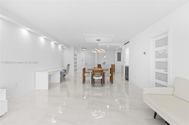 Foto del edificio - 9801 Collins Ave