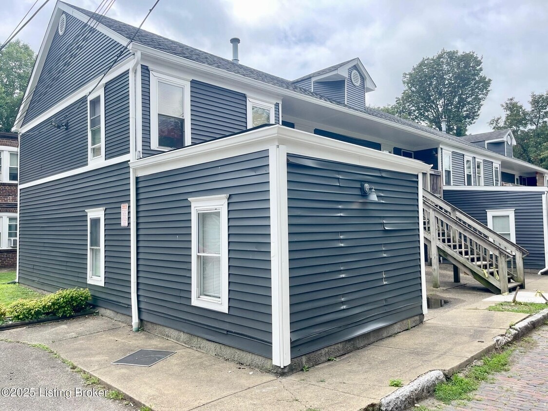 Primary Photo - 215 E Ormsby Ave