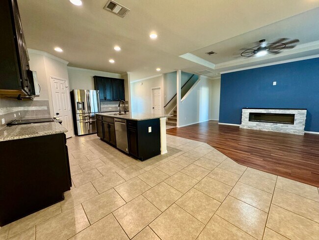 Foto del edificio - AVAILABLE NOW!