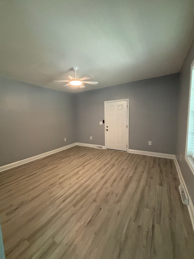 Foto del edificio - 131 Dixon Cir