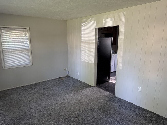 Building Photo - 7115 N Oak St