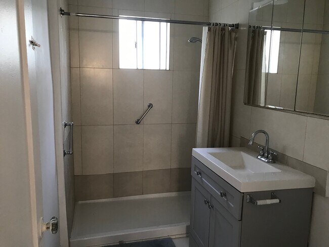 Foto del edificio - 1182 N Kingsley Dr