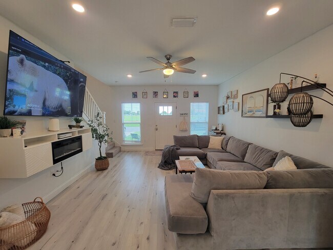 Building Photo - 652 Helen Ave