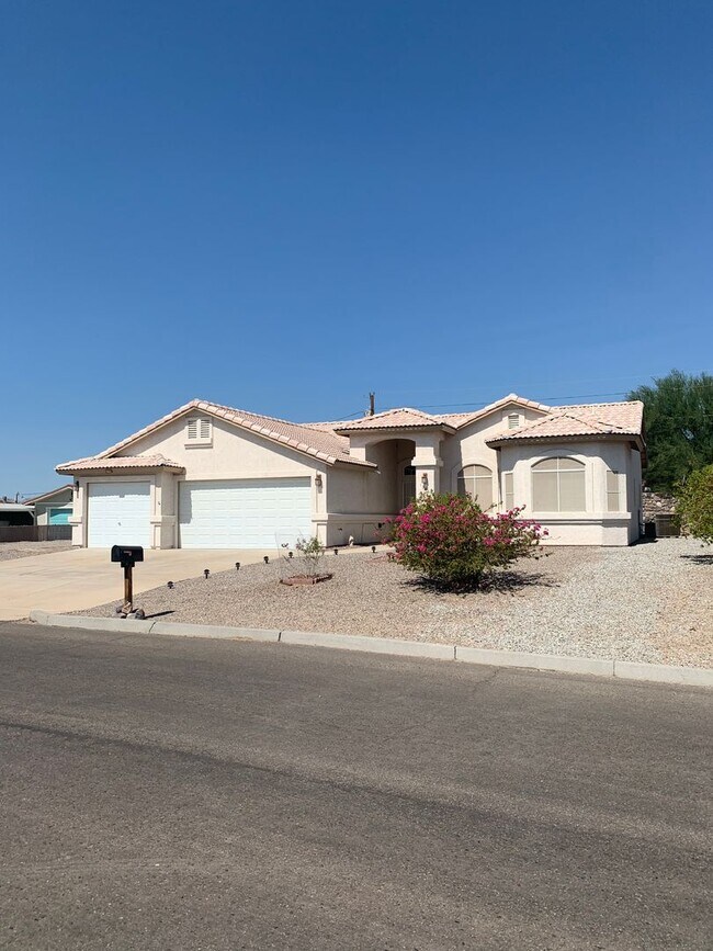 Foto del edificio - Spacious 3-Bedroom Home with RV Parking & 3-Car Garage in Bullhead City