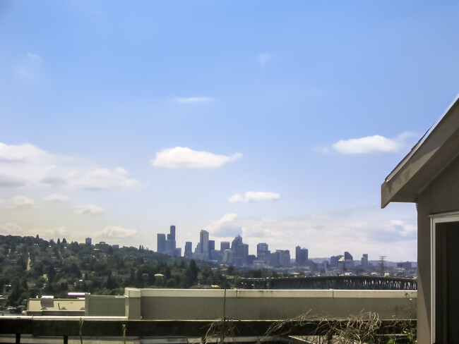 Foto del edificio - Modern Top-Floor Condo in U-District