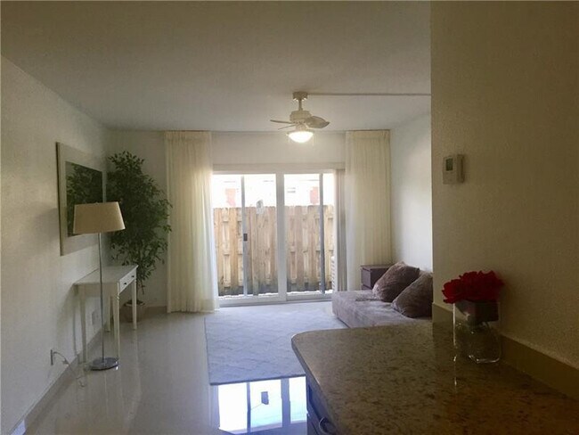 Foto del edificio - 3220 Bayview Dr