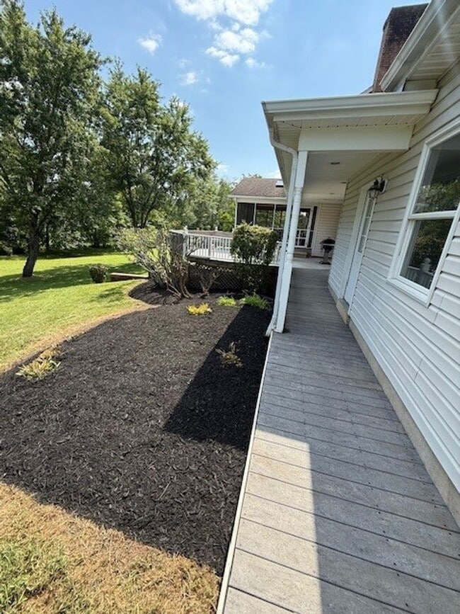 Building Photo - Need Garage Space? Want Privacy & Space? L...