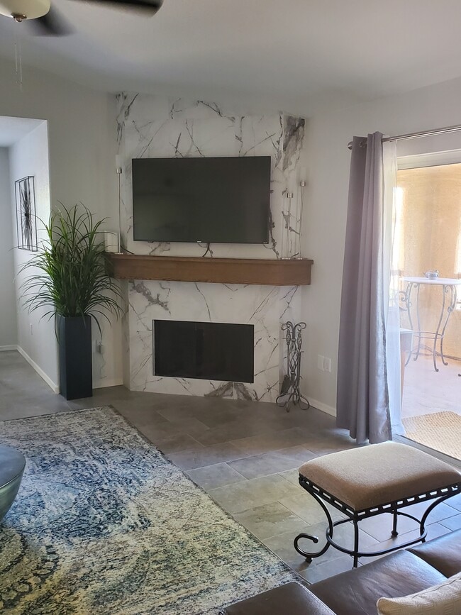 Habitación del frente - 9745 N 95th St