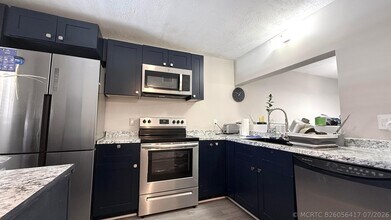 Building Photo - 2925 SW 22nd Ave