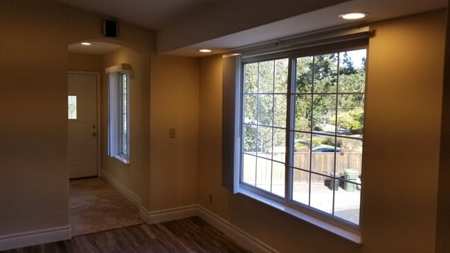 Building Photo - 2117 Stewart Ave