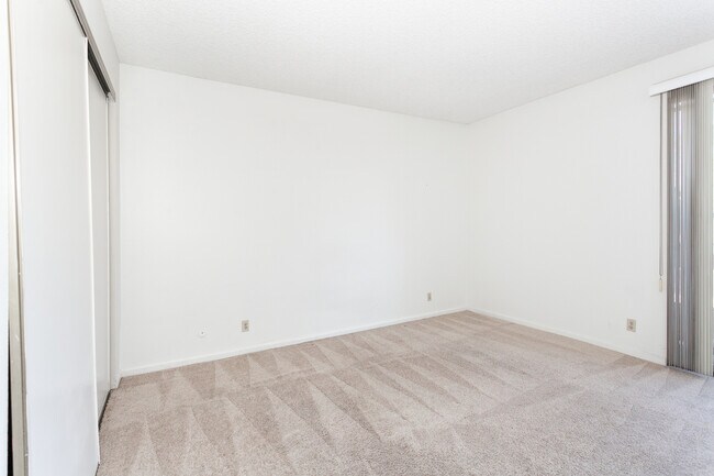 Building Photo - 17140 Burbank Blvd