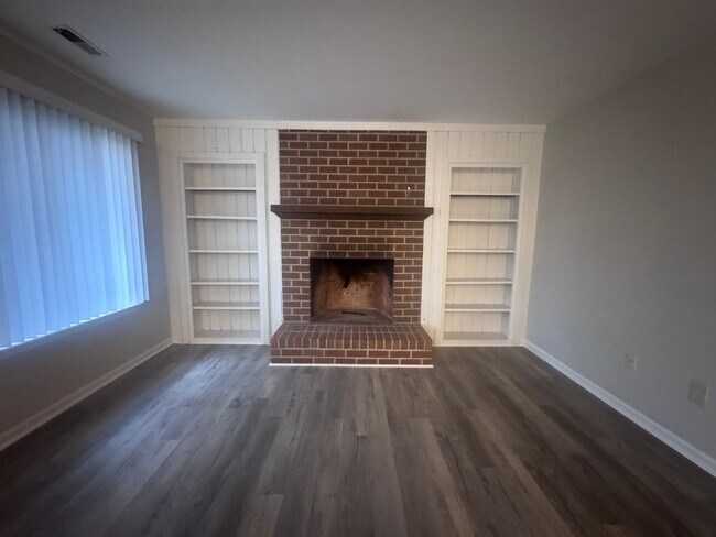 Building Photo - BLOCKS TO THE BEACH! Spacious Lands End Condo available March 1st