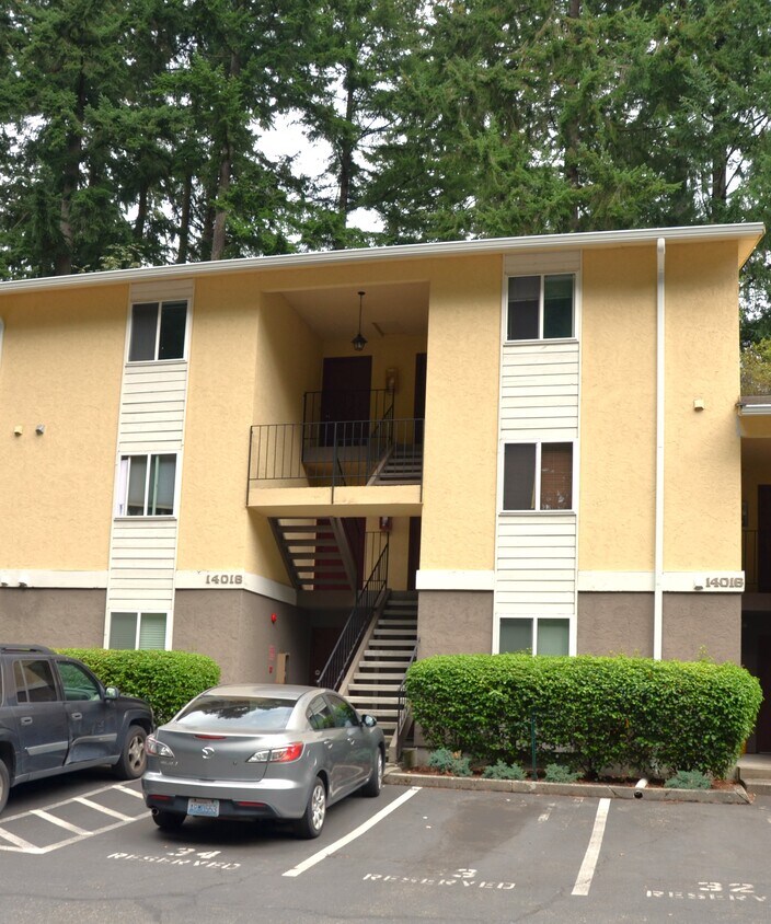 Front view - 14018 Juanita Dr NE