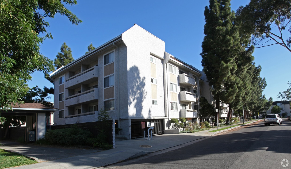 Primary Photo - Hillview Apartments