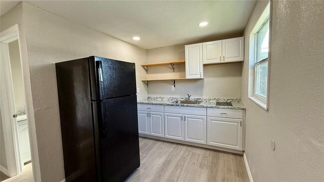 Building Photo - 1310 N Combee Rd