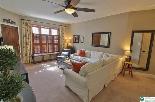 Building Photo - 325 N Eighth St