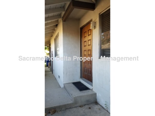 Foto del edificio - 2 BEDROOM CARMICHAEL DUPLEX AVAILABLE NOW!