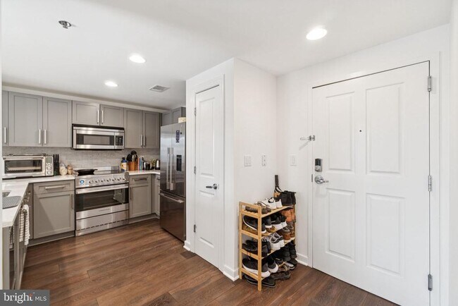 Building Photo - 777 7th St NW
