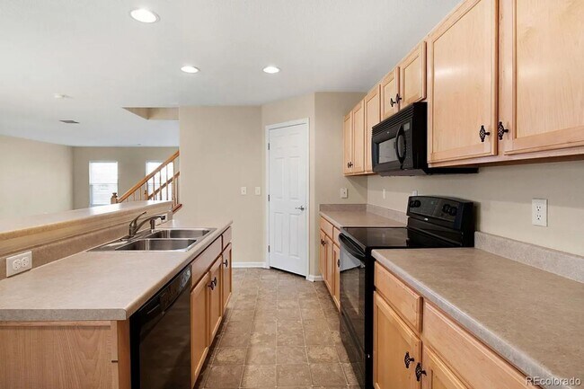 Foto del edificio - Bright Open-Concept Condo with 1-Car Garage in Prime Commuter Location