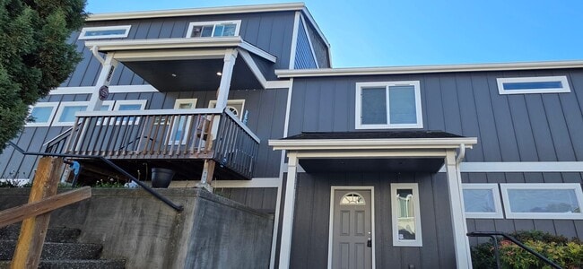 Photo - Modern 3-Bed Duplex with Hilltop Views and... House