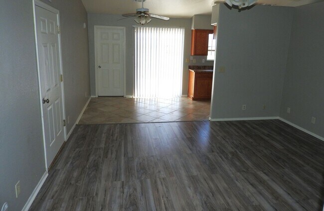 Foto del edificio - Country Living - 4+2 with 3 Car Garage!