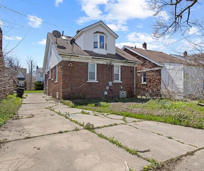 Building Photo - Detroit 2 Bedroom, 1 Bath Lower Flat