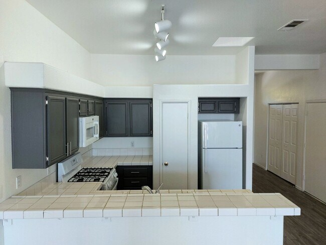 Foto del edificio - North Las Vegas 2 bedroom Townhouse