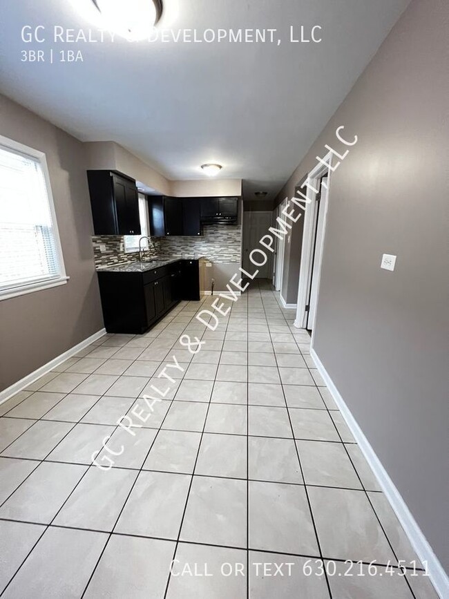 Building Photo - ***3 BDRM BRICK BUNGALOW / 1 BTH /  2 CAR ...
