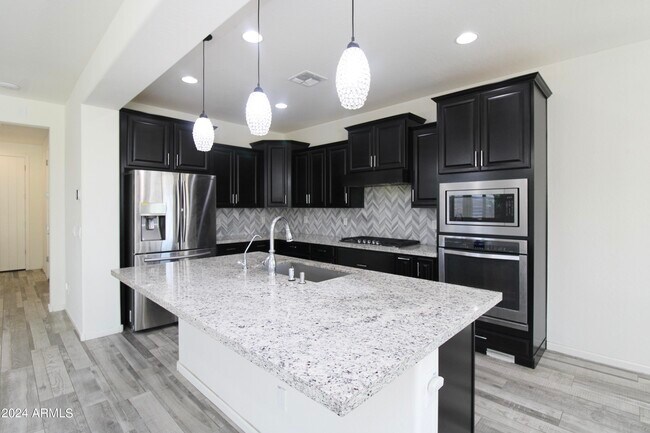 Building Photo - 213 E Lantana Dr